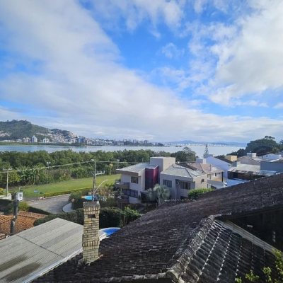 Casa Residencial com 233m², 4 quartos, 1 suíte, 2 garagens, no bairro João Paulo em Florianópolis