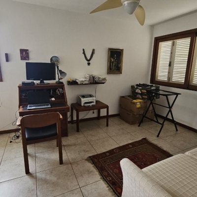 Casa Residencial com 233m², 4 quartos, 1 suíte, 2 garagens, no bairro João Paulo em Florianópolis