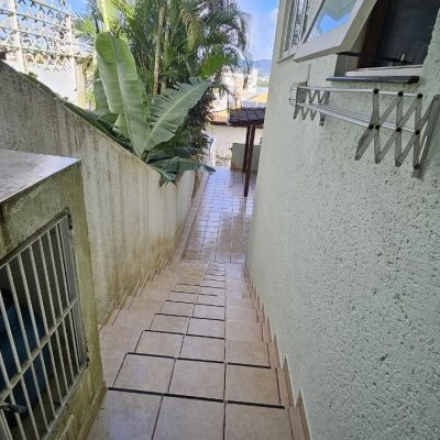 Casa Residencial com 233m², 4 quartos, 1 suíte, 2 garagens, no bairro João Paulo em Florianópolis