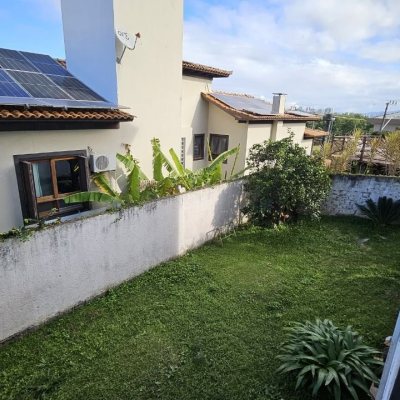 Casa Residencial com 233m², 4 quartos, 1 suíte, 2 garagens, no bairro João Paulo em Florianópolis