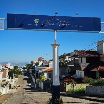 Casa Residencial com 233m², 4 quartos, 1 suíte, 2 garagens, no bairro João Paulo em Florianópolis