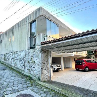 Casa Residencial com 225m², 5 quartos, 2 suítes, 4 garagens, no bairro Santinho em Florianópolis