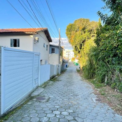 Casa Residencial com 225m², 5 quartos, 2 suítes, 4 garagens, no bairro Santinho em Florianópolis
