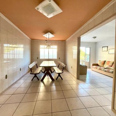 Casa Residencial com 225m², 5 quartos, 2 suítes, 4 garagens, no bairro Santinho em Florianópolis