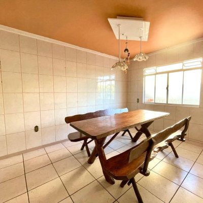 Casa Residencial com 225m², 5 quartos, 2 suítes, 4 garagens, no bairro Santinho em Florianópolis