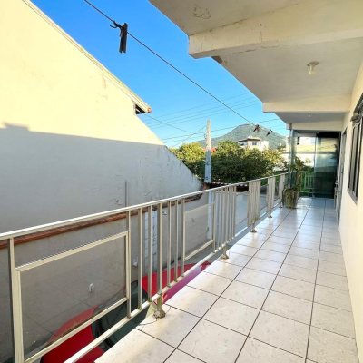 Casa Residencial com 225m², 5 quartos, 2 suítes, 4 garagens, no bairro Santinho em Florianópolis