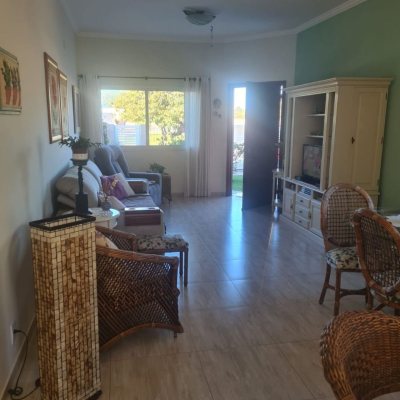 Casa Residencial com 182m², 3 quartos, 1 suíte, 2 garagens, no bairro Rio Vermelho em Florianópolis