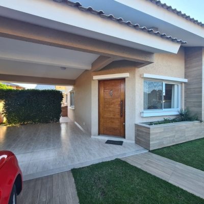 Casa Residencial com 182m², 3 quartos, 1 suíte, 2 garagens, no bairro Rio Vermelho em Florianópolis