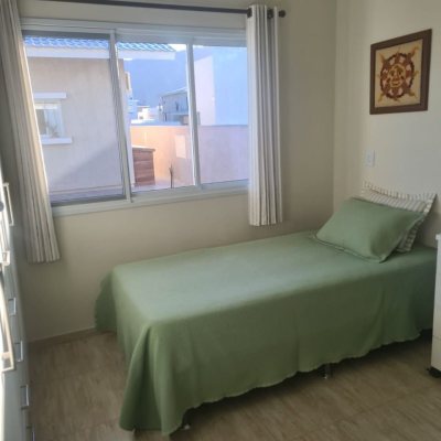 Casa Residencial com 182m², 3 quartos, 1 suíte, 2 garagens, no bairro Rio Vermelho em Florianópolis