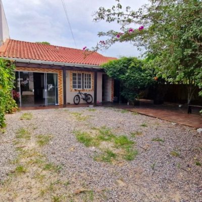 Casa Residencial com 100m², 3 quartos, 1 suíte, 2 garagens, no bairro Rio Vermelho em Florianópolis