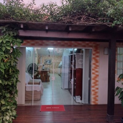 Casa Residencial com 100m², 3 quartos, 1 suíte, 2 garagens, no bairro Rio Vermelho em Florianópolis