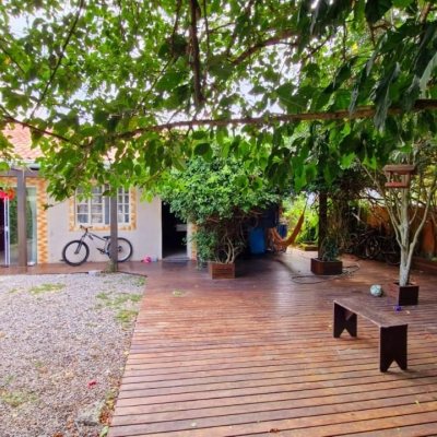 Casa Residencial com 100m², 3 quartos, 1 suíte, 2 garagens, no bairro Rio Vermelho em Florianópolis