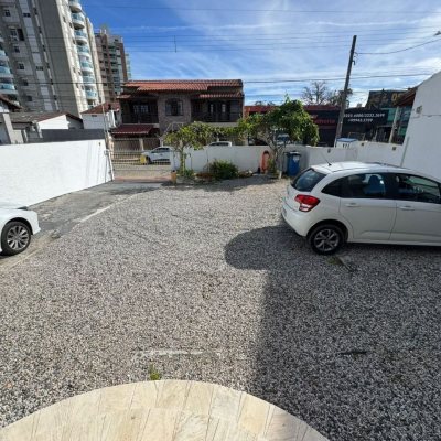 Predio com 307m², 6 garagens, no bairro Trindade em Florianópolis