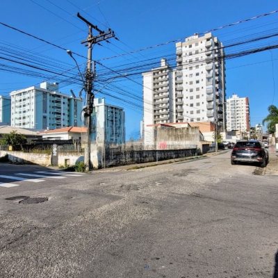 Terreno Comercial/Residencial com 540m², no bairro Barreiros em São José