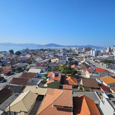 Apartamentos com 91m², 3 quartos, 1 suíte, 2 garagens, no bairro Balneário em Florianópolis