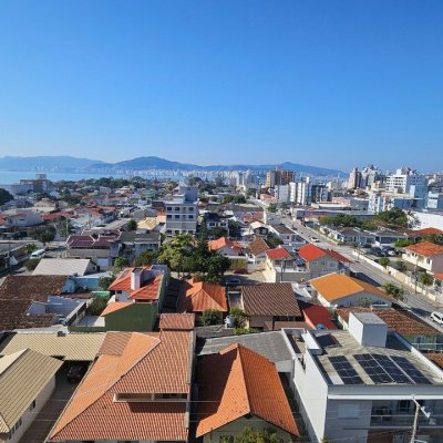 Apartamentos com 91m², 3 quartos, 1 suíte, 2 garagens, no bairro Balneário em Florianópolis