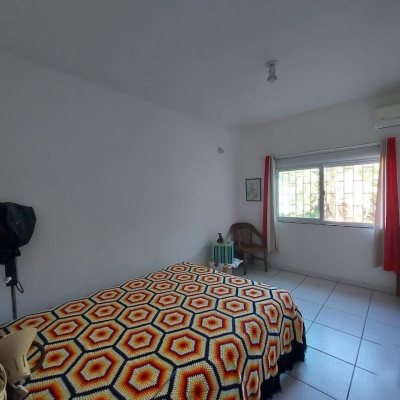 Casa Residencial com 131m², 2 quartos, 1 suíte, 2 garagens, no bairro São João Do Rio Vermelho em Florianópolis