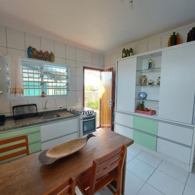 Casa Residencial com 131m², 2 quartos, 1 suíte, 2 garagens, no bairro São João Do Rio Vermelho em Florianópolis