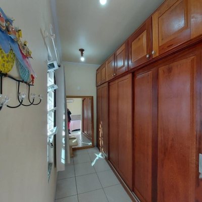 Casa Residencial com 131m², 2 quartos, 1 suíte, 2 garagens, no bairro São João Do Rio Vermelho em Florianópolis