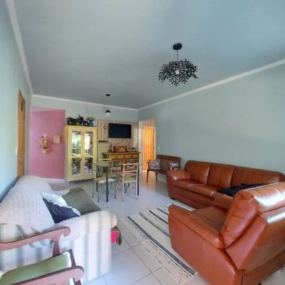 Casa Residencial com 131m², 2 quartos, 1 suíte, 2 garagens, no bairro São João Do Rio Vermelho em Florianópolis