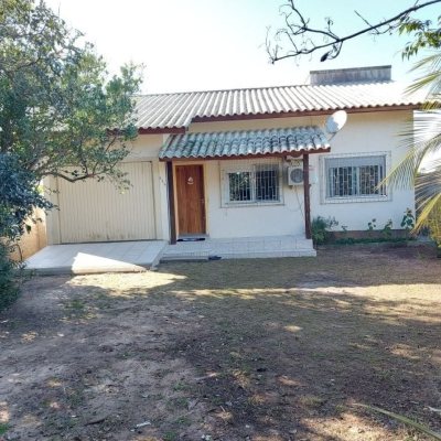 Casa Residencial com 131m², 2 quartos, 1 suíte, 2 garagens, no bairro São João Do Rio Vermelho em Florianópolis