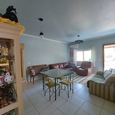 Casa Residencial com 131m², 2 quartos, 1 suíte, 2 garagens, no bairro São João Do Rio Vermelho em Florianópolis