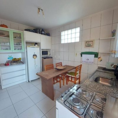 Casa Residencial com 131m², 2 quartos, 1 suíte, 2 garagens, no bairro São João Do Rio Vermelho em Florianópolis