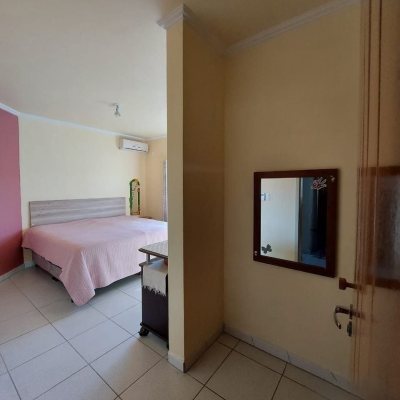 Casa Residencial com 131m², 2 quartos, 1 suíte, 2 garagens, no bairro São João Do Rio Vermelho em Florianópolis