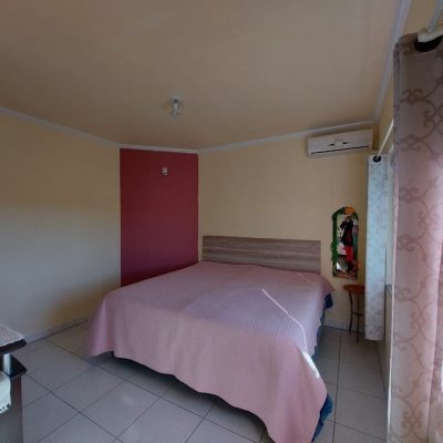 Casa Residencial com 131m², 2 quartos, 1 suíte, 2 garagens, no bairro São João Do Rio Vermelho em Florianópolis