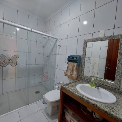 Casa Residencial com 131m², 2 quartos, 1 suíte, 2 garagens, no bairro São João Do Rio Vermelho em Florianópolis