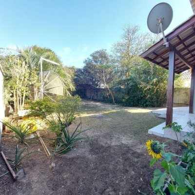 Casa Residencial com 131m², 2 quartos, 1 suíte, 2 garagens, no bairro São João Do Rio Vermelho em Florianópolis