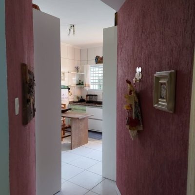 Casa Residencial com 131m², 2 quartos, 1 suíte, 2 garagens, no bairro São João Do Rio Vermelho em Florianópolis