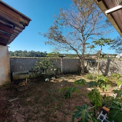 Casa Residencial com 131m², 2 quartos, 1 suíte, 2 garagens, no bairro São João Do Rio Vermelho em Florianópolis