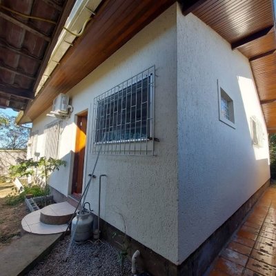 Casa Residencial com 131m², 2 quartos, 1 suíte, 2 garagens, no bairro São João Do Rio Vermelho em Florianópolis