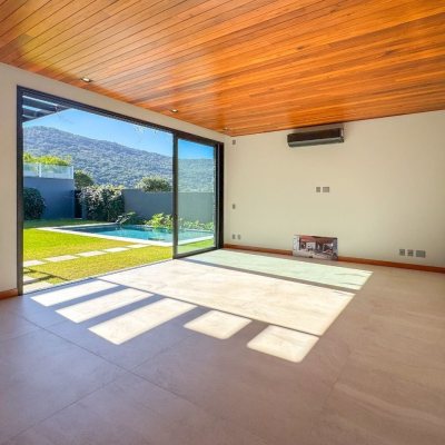 Casa Residencial com 607m², 4 quartos, 4 suítes, 6 garagens, no bairro Lagoa Da Conceição em Florianópolis