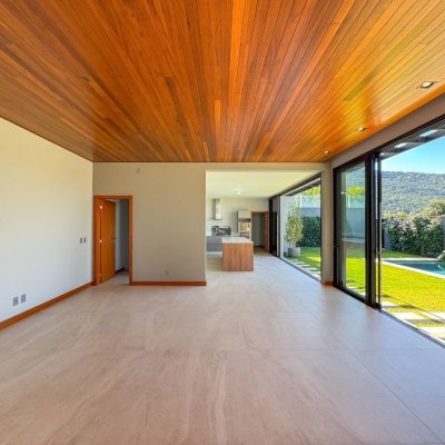 Casa Residencial com 607m², 4 quartos, 4 suítes, 6 garagens, no bairro Lagoa Da Conceição em Florianópolis