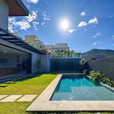 Casa Residencial com 607m², 4 quartos, 4 suítes, 6 garagens, no bairro Lagoa Da Conceição em Florianópolis