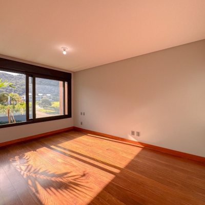 Casa Residencial com 607m², 4 quartos, 4 suítes, 6 garagens, no bairro Lagoa Da Conceição em Florianópolis