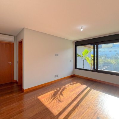 Casa Residencial com 607m², 4 quartos, 4 suítes, 6 garagens, no bairro Lagoa Da Conceição em Florianópolis