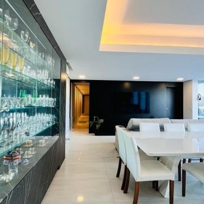 Casa Residencial com 285m², 4 quartos, 2 suítes, 2 garagens, no bairro Trindade em Florianópolis