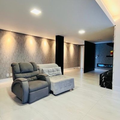 Casa Residencial com 285m², 4 quartos, 2 suítes, 2 garagens, no bairro Trindade em Florianópolis