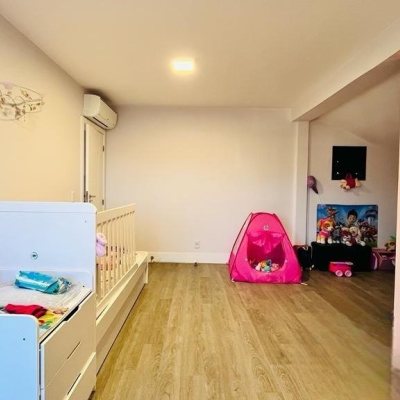 Casa Residencial com 285m², 4 quartos, 2 suítes, 2 garagens, no bairro Trindade em Florianópolis