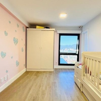 Casa Residencial com 285m², 4 quartos, 2 suítes, 2 garagens, no bairro Trindade em Florianópolis