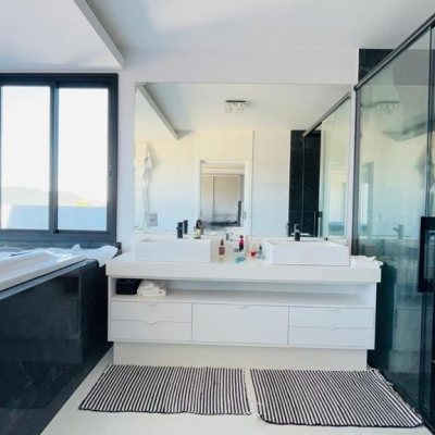 Casa Residencial com 285m², 4 quartos, 2 suítes, 2 garagens, no bairro Trindade em Florianópolis