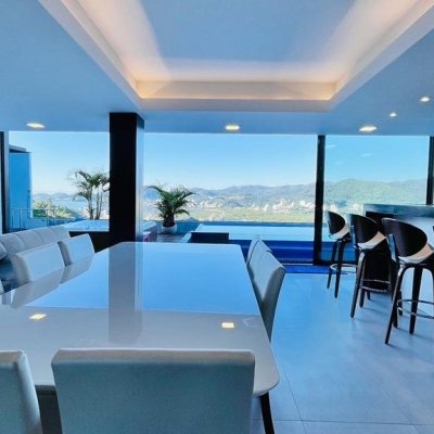 Casa Residencial com 285m², 4 quartos, 2 suítes, 2 garagens, no bairro Trindade em Florianópolis