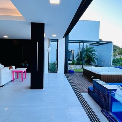 Casa Residencial com 285m², 4 quartos, 2 suítes, 2 garagens, no bairro Trindade em Florianópolis