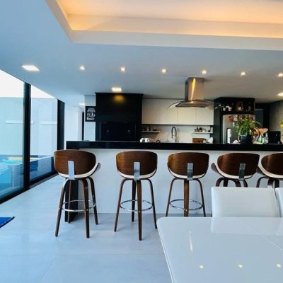 Casa Residencial com 285m², 4 quartos, 2 suítes, 2 garagens, no bairro Trindade em Florianópolis