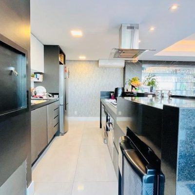 Casa Residencial com 285m², 4 quartos, 2 suítes, 2 garagens, no bairro Trindade em Florianópolis