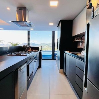 Casa Residencial com 285m², 4 quartos, 2 suítes, 2 garagens, no bairro Trindade em Florianópolis