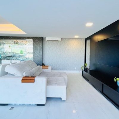 Casa Residencial com 285m², 4 quartos, 2 suítes, 2 garagens, no bairro Trindade em Florianópolis